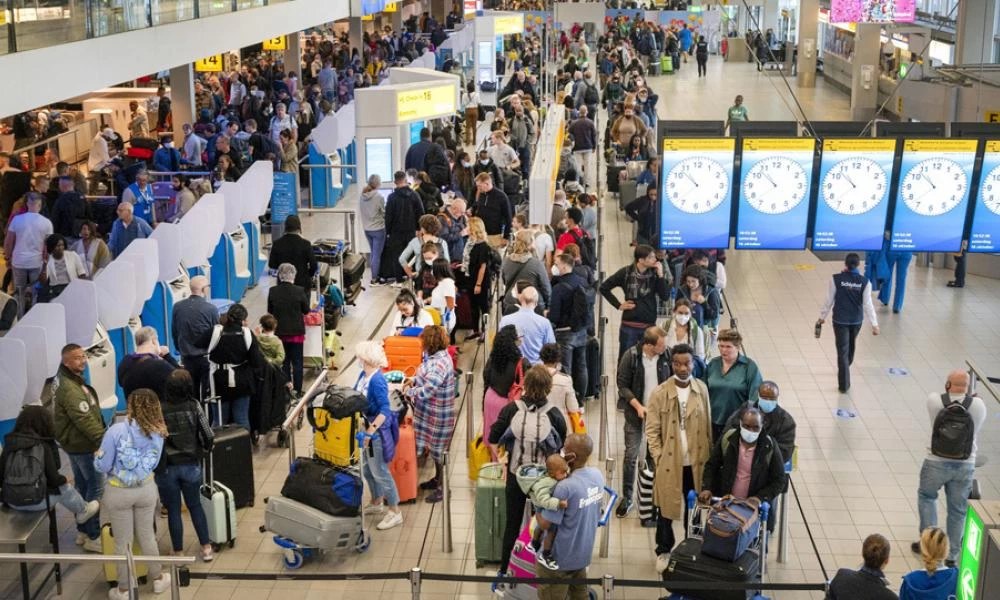 Ολλανδία: Θετικοί στην μετάλλαξη Όμικρον 13 επιβάτες πτήσεων από τη Νότιο Αφρική